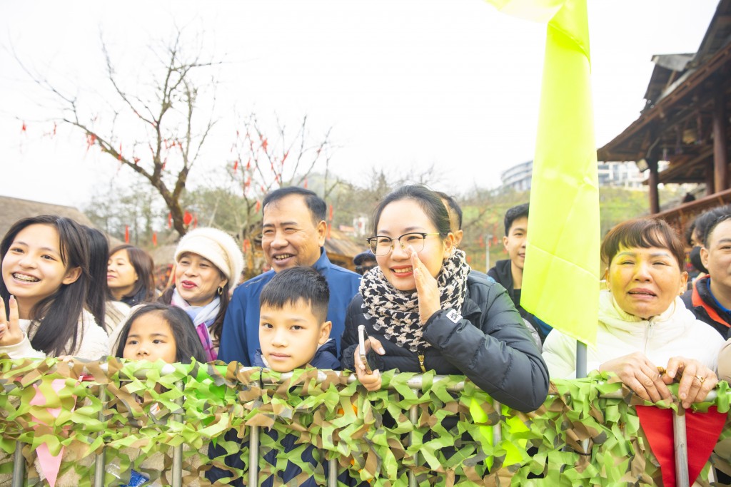 Nhiều khu du lịch bùng nổ du khách đầu xuân Giáp Thìn