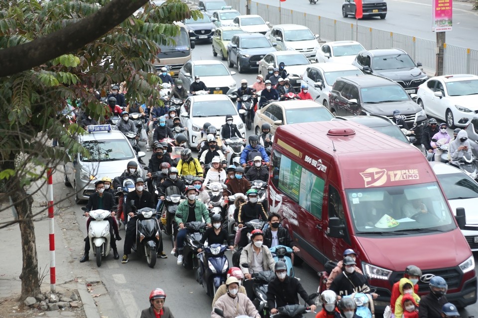 Hàng vạn người dân quay trở lại Hà Nội sau kỳ nghỉ Tết