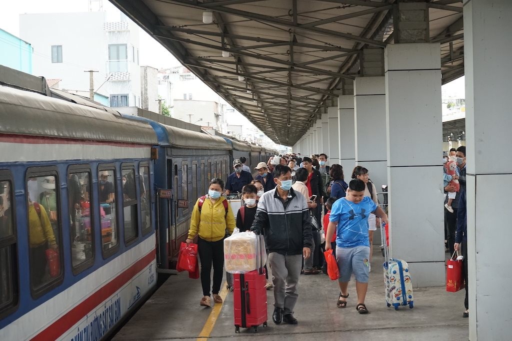 Người dân trở về TP Hồ Chí Minh từ ga Sài Gòn