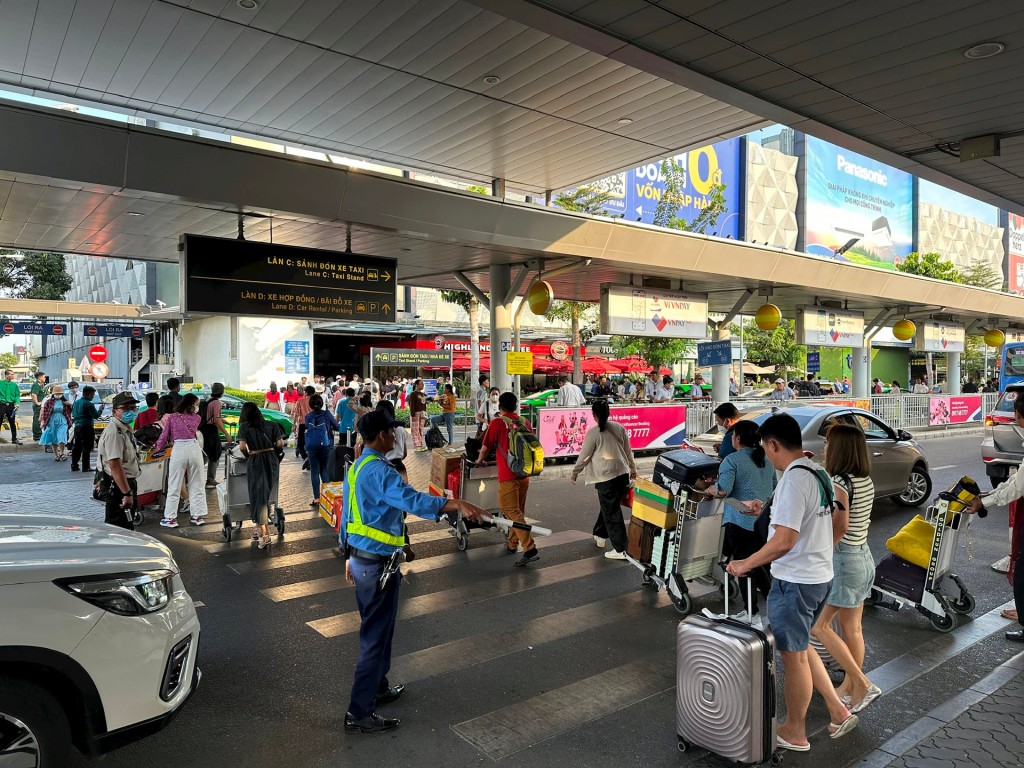 Sân bay Tân Sơn Nhất hôm nay cũng đón gần 150.000 hành khách đi và đến, số lượng chuyến bay và hành khách tăng mạnh so với những ngày qua.