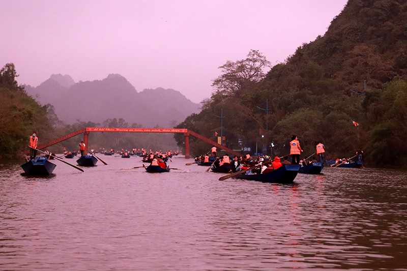 Thuyền đò tấp nập đưa du khách tham quan các danh thắng Hương Sơn