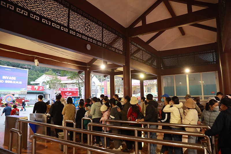 Hàng vạn du khách trảy hội chùa Hương
