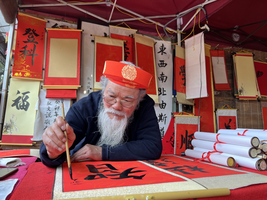 Hình ảnh ông đồ với mực tàu giấy đỏ đậm nét văn hóa truyền thống đầu năm tại Văn Miếu - Quốc Tử Giám