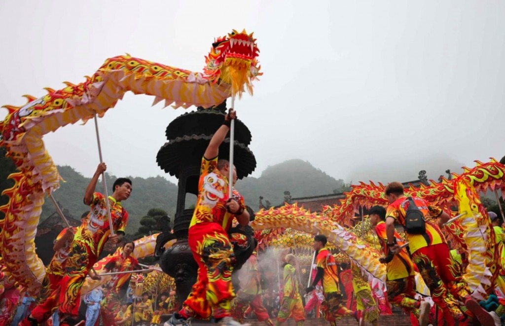 Màn múa rồng mở đầu Lễ khai hội chùa Hương xuân Giáp Thìn - Ảnh: Thanh Tùng