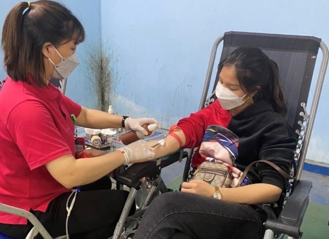 Cán bộ, nhân viên y tế Trung tâm y tế huyện Ba Vì tham gia hiến máu tình nguyện ngành Y tế đợt 1 năm 2023.