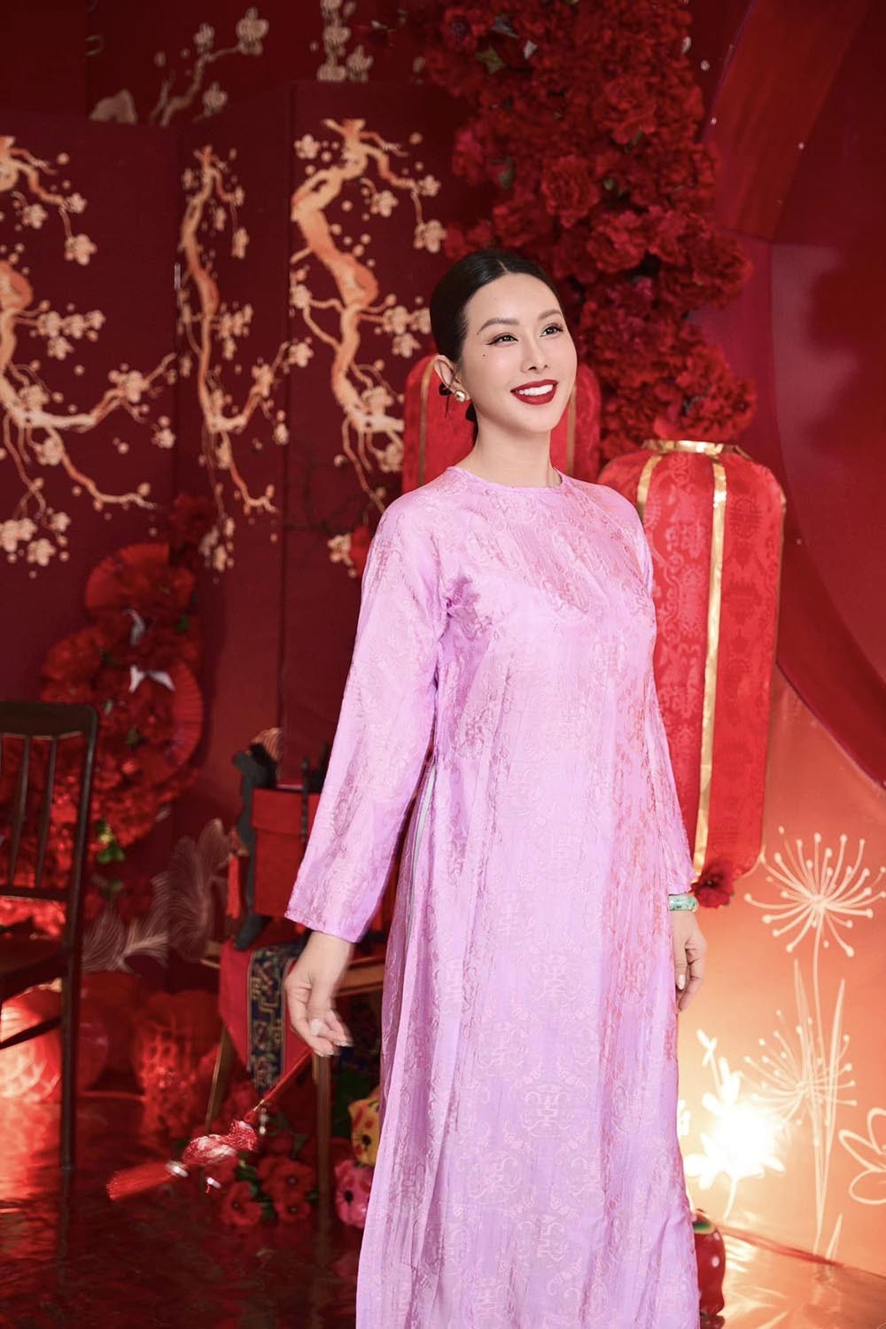Hoa hậu Thu Hoài khoe nhan sắc và vóc dáng trẻ trung