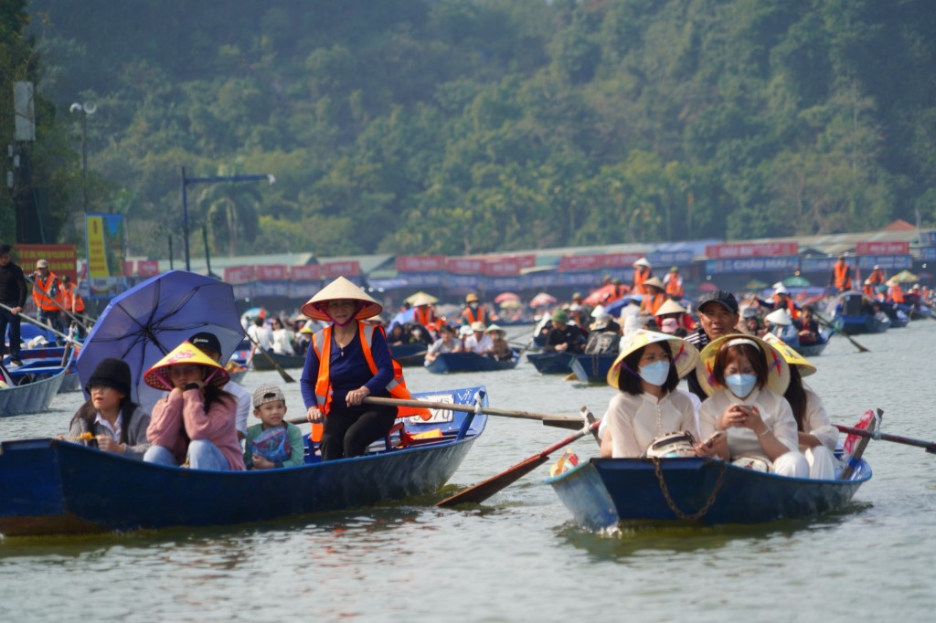 Du khách trẩy hội Chùa Hương