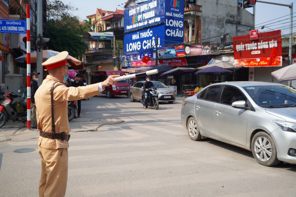 Lực lượng chức năng phân luồng giao thông tại Lễ hội Chùa Hương