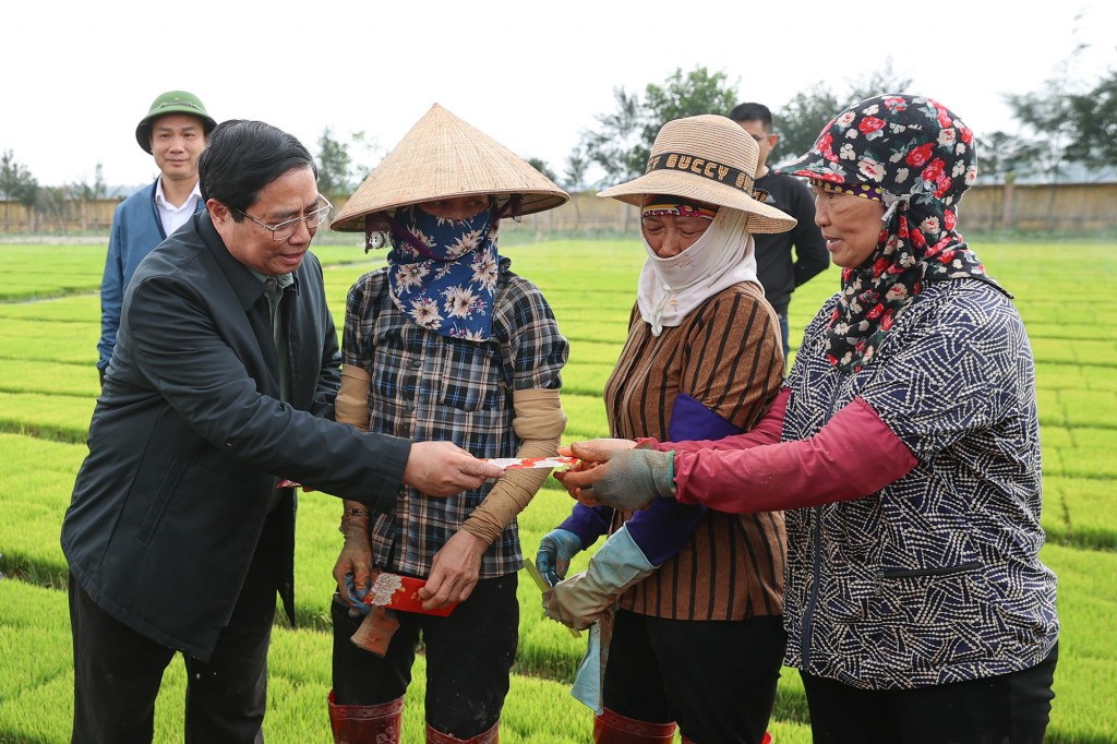 Thủ tướng lì xì đầu năm cho nông dân - Ảnh: VGP/Nhật Bắc