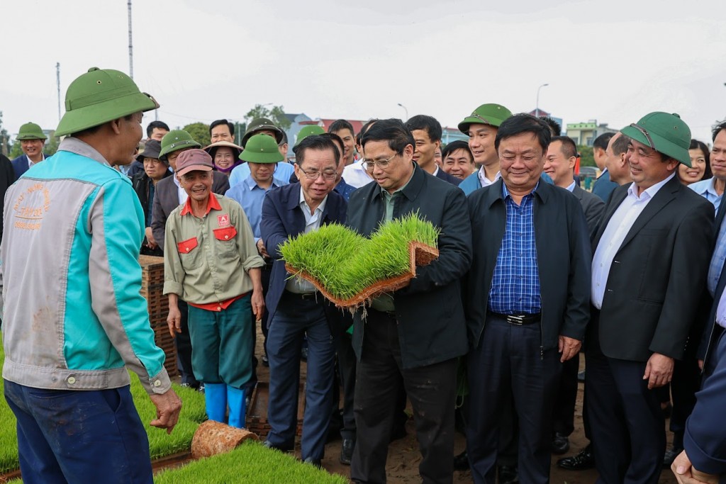 Thủ tướng thăm khu vực sản xuất mạ khay và cánh đồng gieo sạ bằng máy - Ảnh: VGP/Nhật Bắc