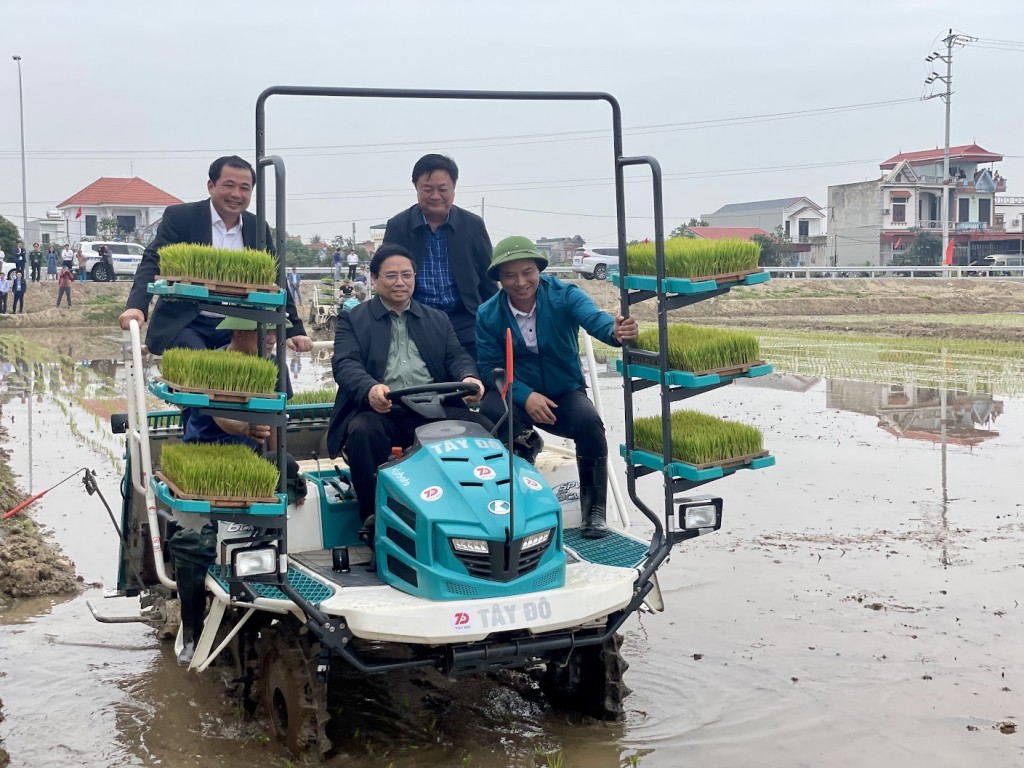 Thủ tướng trực tiếp ngồi máy cấy để điều khiển cấy lúa trên cánh đồng - Ảnh: VGP/Nhật Bắc