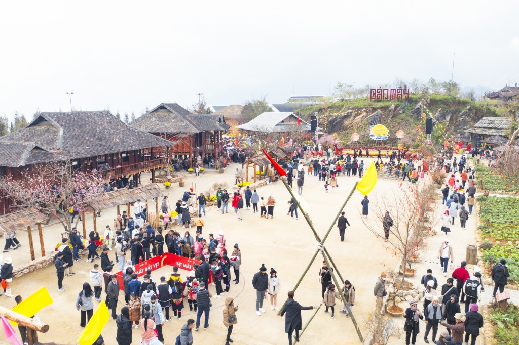 Lễ hội Khèn hoa và Hội Xuân Mở Cổng trời Fansipan thu hút đông du khách dịp Tết Nguyên đán 