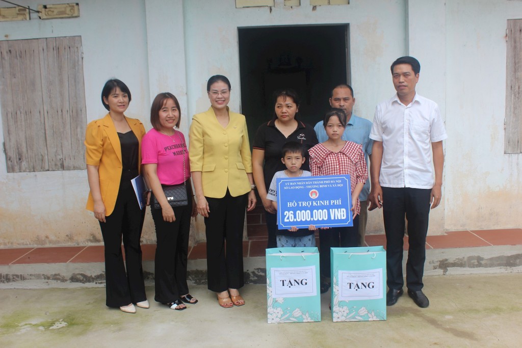 Giám đốc Sở Lao động - Thương binh và Xã hội Hà Nội Bạch Liên Hương cùng đoàn công tác bảo trợ xã hội trao kinh phí hỗ trợ và quà cho hộ cận nghèo