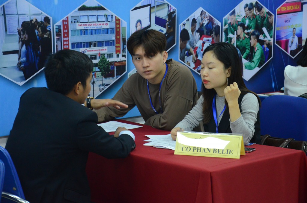 Mỗi năm, thành phố Hà Nội tổ chức hàng trăm phiên giao dịch việc làm góp phần kết nối cung – cầu lao động
