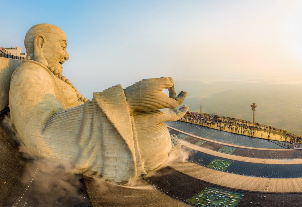 Du khách tấp nập chiêm bái tôn tượng Bồ Tát Di Lặc lớn bậc nhất thế giới.  Ảnh: Sun World Ba Den Mountain