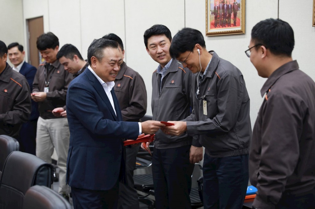 Chủ tịch UBND thành phố Hà Nội Trần Sỹ Thanh mừng tuổi cán bộ, công nhân viên Công ty Hanwha Aero Engines