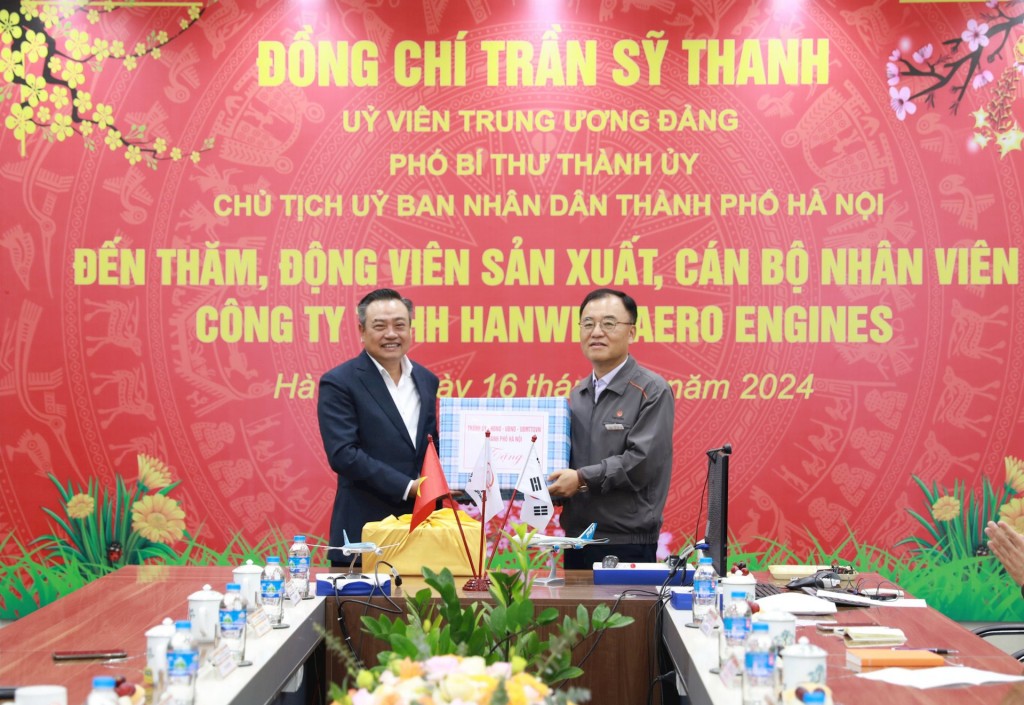 Chủ tịch UBND thành phố Trần Sỹ Thanh tặng quà của thành phố cho lãnh đạo Công ty TNHH Hanwha Aero Engines.