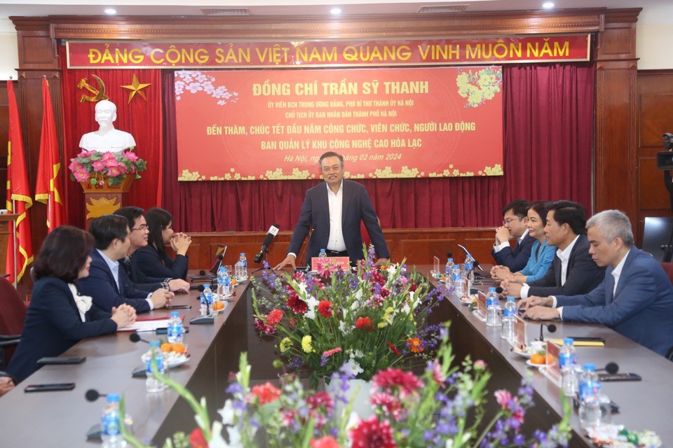 Chủ tịch UBND thành phố Hà Nội Trần Sỹ Thanh thăm, chúc Tết đầu năm công chức, viên chức, người lao động Ban quản lý Khu công nghệ cao Hòa Lạc