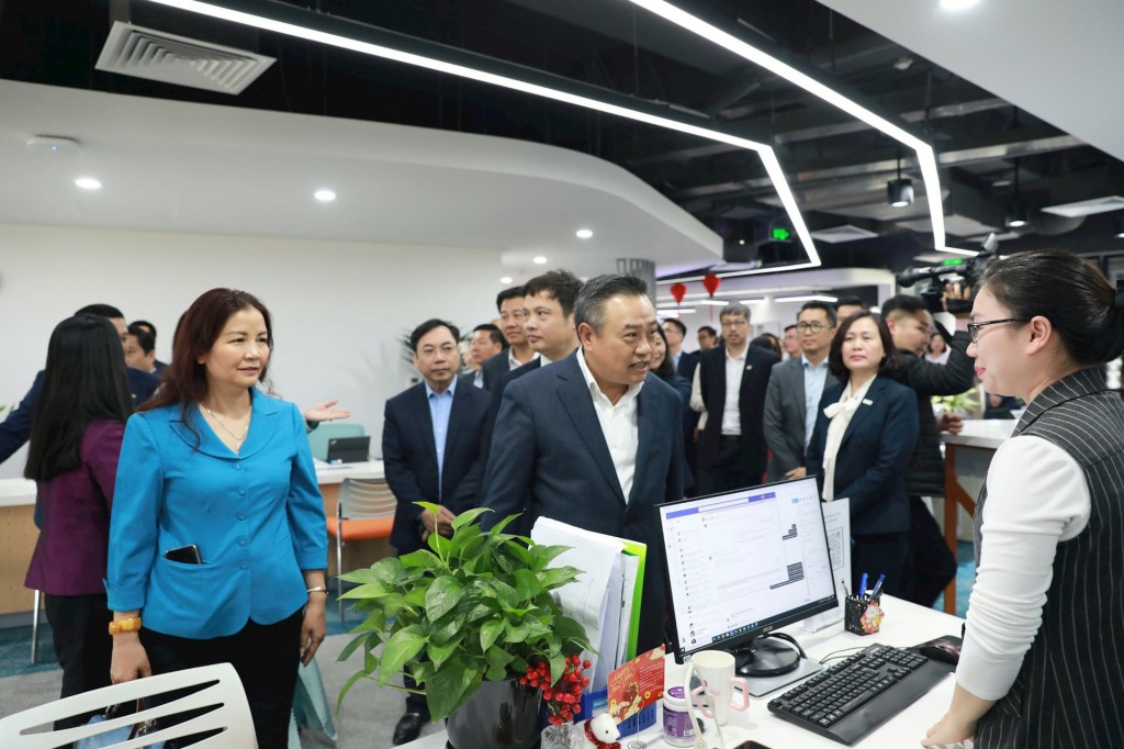 Đồng chí Trần Sỹ Thanh thăm hỏi nhân viên Công ty TNHH phần mềm FPT Hà Nội