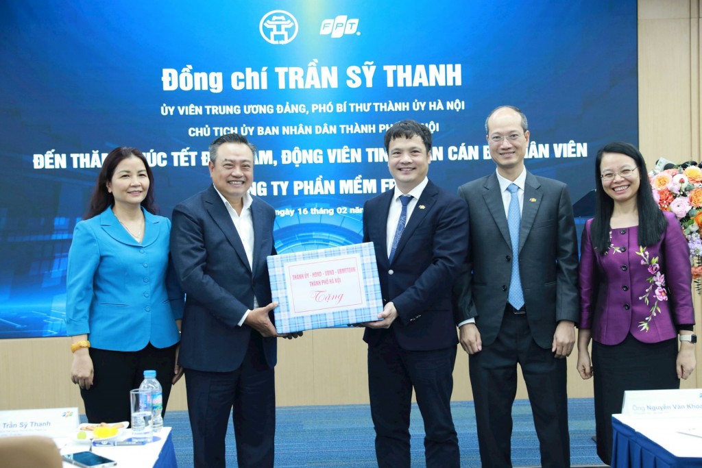 Chủ tịch UBND thành phố Trần Sỹ Thanh tặng quà Công ty TNHH phần mềm FPT Hà Nội