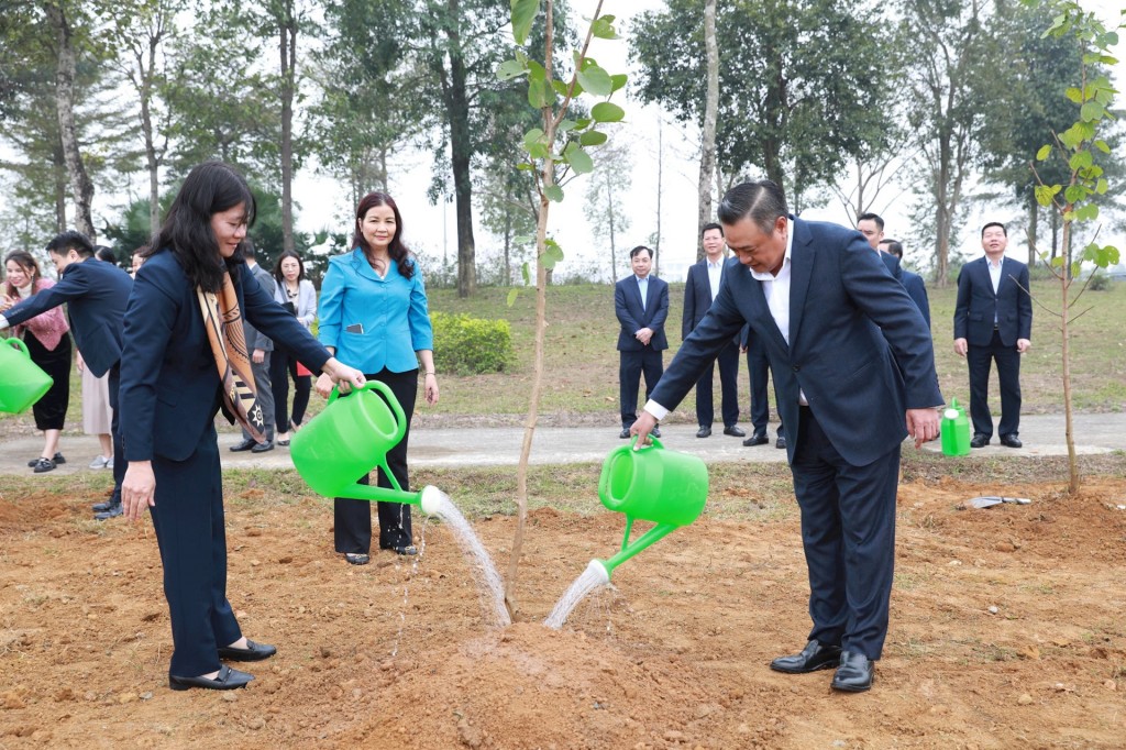 Chủ tịch UBND thành phố Hà Nội Trần Sỹ Thanh trồng cây tại Khu công nghệ cao Hòa Lạc