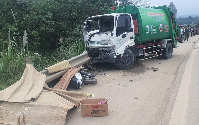Hiện trường vụ tai nạn giữa xe ô tô tải và 2 xe mô tô đi ngược chiều trên cao tốc Nội Bài - Lào Cai