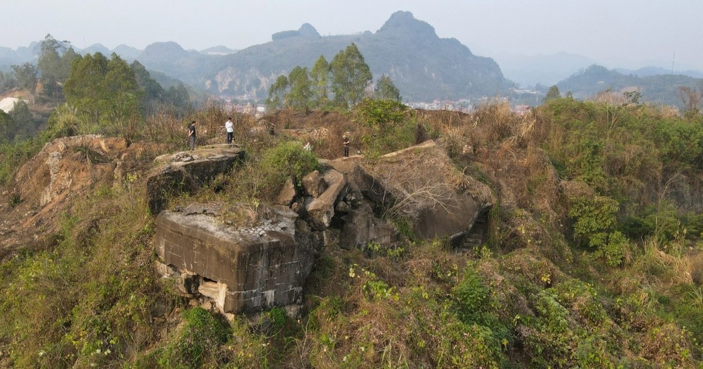 Tháng 2/1979, tại Pháo đài Đồng Đăng (Lạng Sơn), quân và dân ta chống trả kiên cường trước cuộc tấn công của quân Trung Quốc