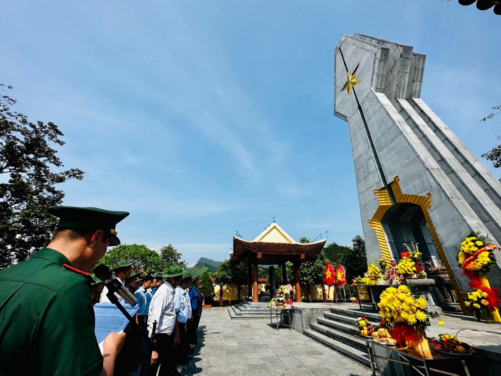 Đoàn công tác của T.Ư Đoàn đã tri ân các liệt sĩ Pò Hèn (xã Hải Sơn, TP.Móng Cái, Quảng Ninh) đầy xúc động