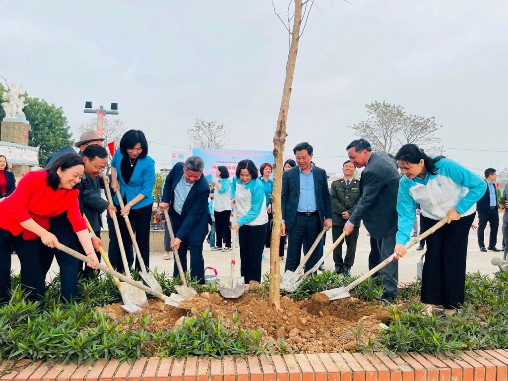 Phụ nữ Thủ đô phấn đấu trồng 7.000 cây xanh
