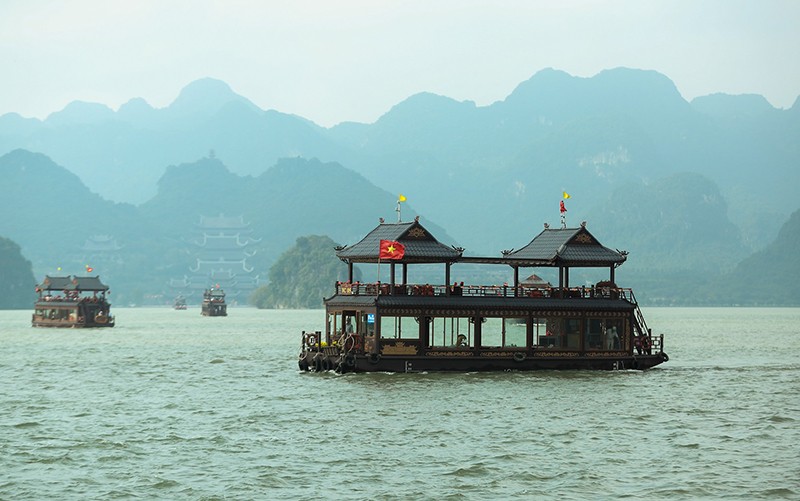 Du khách nườm nượp đến chùa Tam Chúc du xuân
