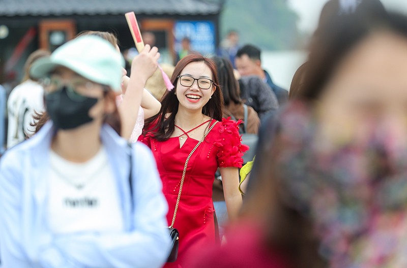 Chị Thu Nguyệt hoan hỷ cùng người thân đến tham quan chùa Tam Chúc ngày đầu xuân Chị Thu Nguyệt hoan hỷ cùng người thân đến tham quan chùa Tam Chúc ngày đầu xuân