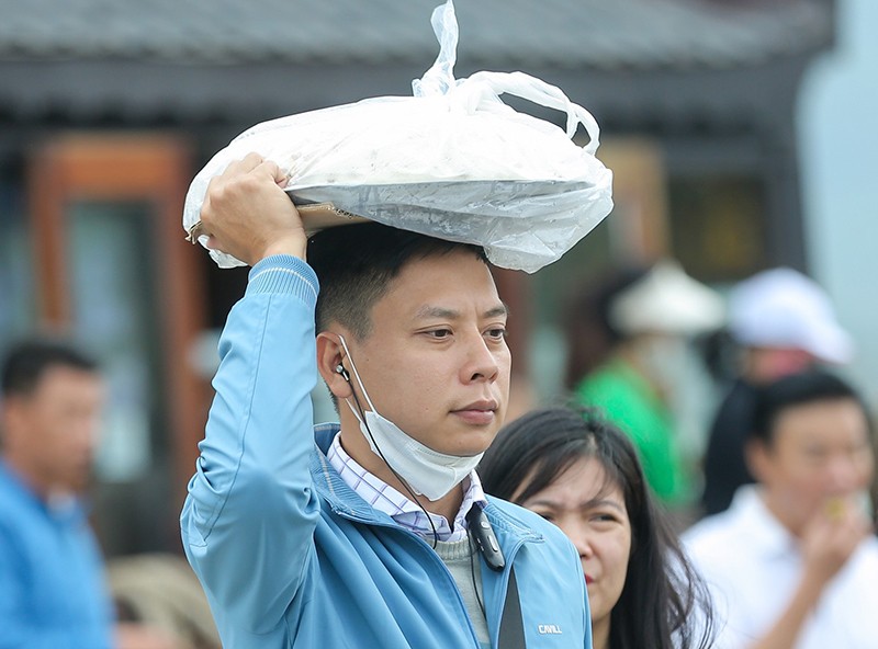 Nhiều người mang theo hoa quả, lễ vật tới chùa Nhiều người mang theo hoa quả, lễ vật tới chùa