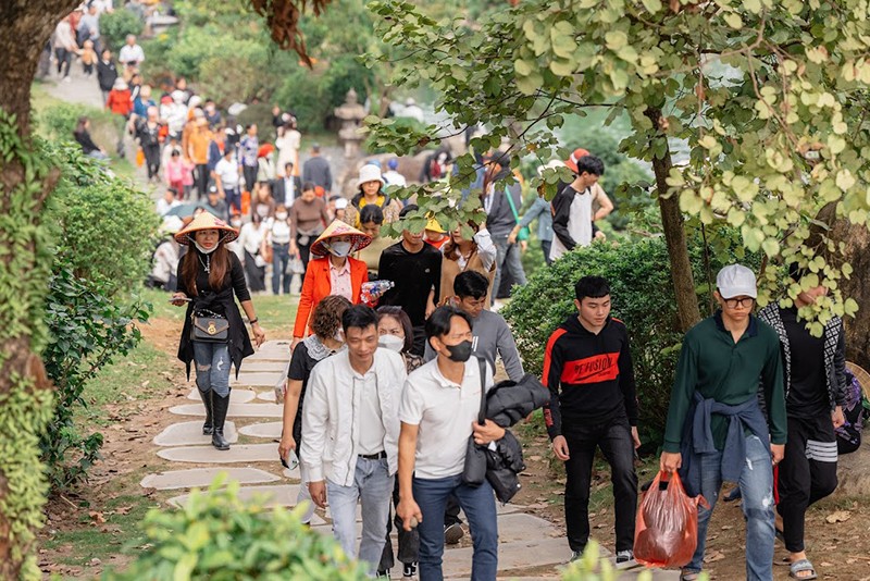 Du khách nườm nượp đến chùa Tam Chúc du xuân
