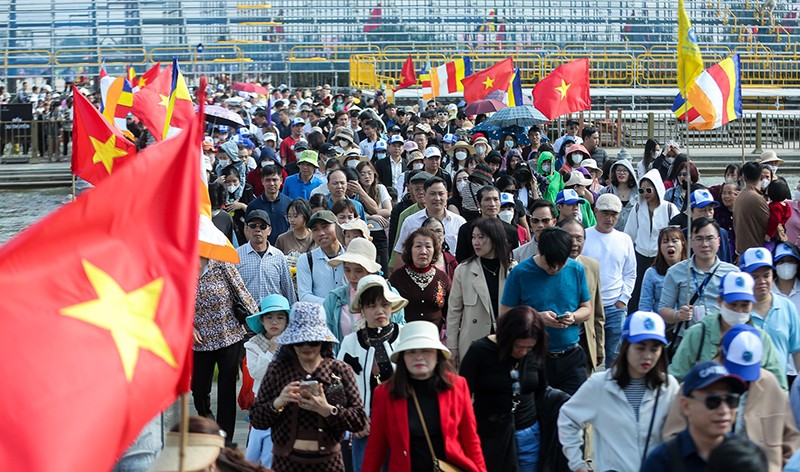 Từng đoàn du khách nườm nượp đến tham quan chùa Tam Chúc trong ngày đầu xuân năm mới Từng đoàn du khách nườm nượp đến tham quan chùa Tam Chúc trong ngày đầu xuân năm mới