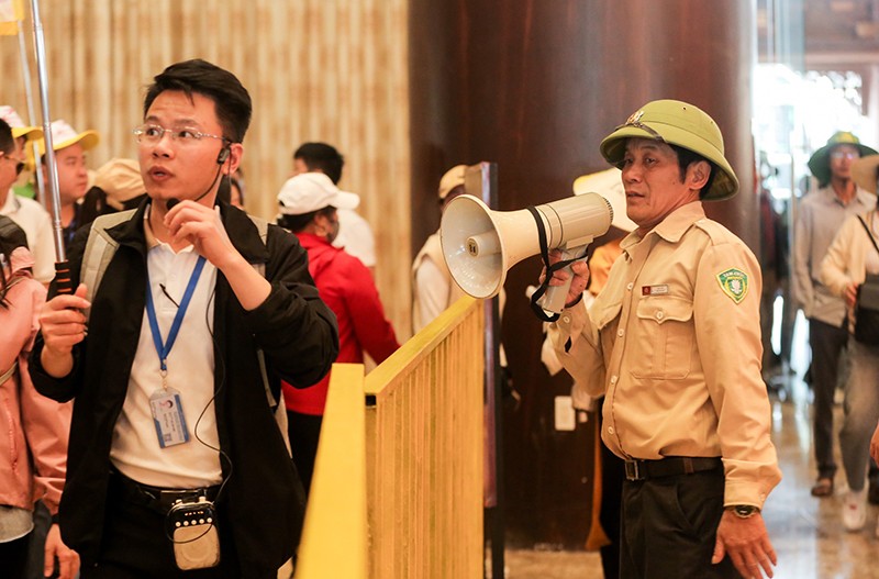 Lực lượng bảo vệ lập nhiều hàng rào phân luồng tránh ùn ứ, đồng thời liên tục dùng loa hướng dẫn du khách vào khu chờ đợi, bảo quản tư trang, hành lý Lực lượng bảo vệ lập nhiều hàng rào phân luồng tránh ùn ứ, đồng thời liên tục dùng loa hướng dẫn du khách vào khu chờ đợi, bảo quản tư trang, hành lý