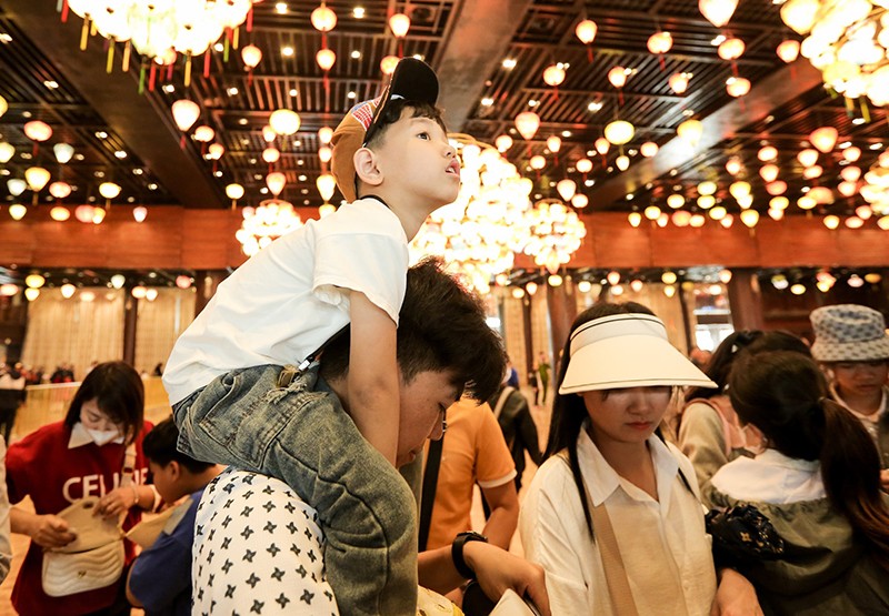 Du khách nườm nượp đến chùa Tam Chúc du xuân