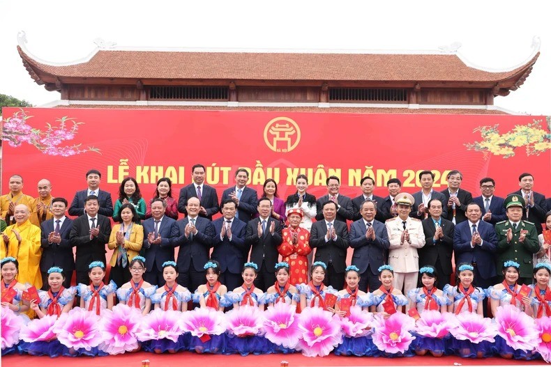 Chủ tịch nước Võ Văn Thưởng dự lễ khai bút đầu Xuân tại Khu lưu niệm Anh hùng dân tộc, Danh nhân văn hoá thế giới Nguyễn Trãi. 