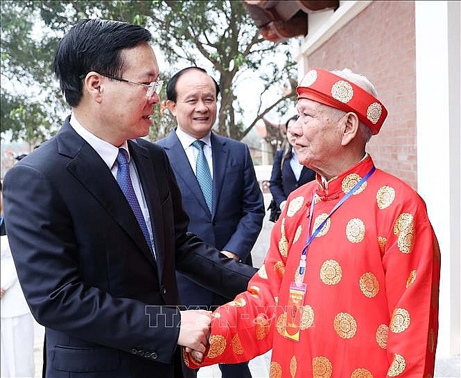Chủ tịch nước Võ Văn Thưởng thăm hỏi cụ Nguyễn Thông, hậu duệ đời thứ 18 dòng họ Anh hùng dân tộc, Danh nhân văn hoá thế giới Nguyễn Trãi.