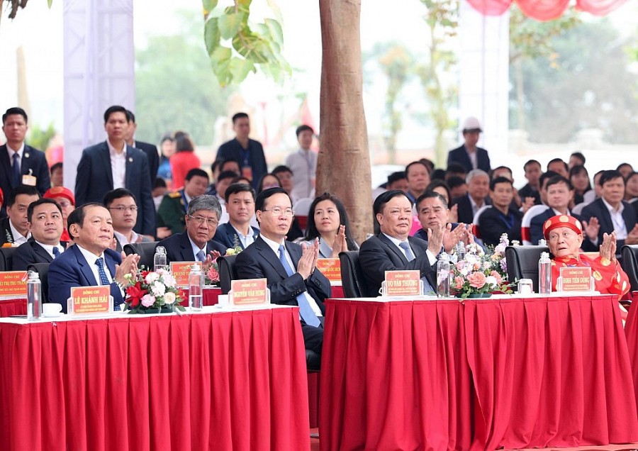 Các đồng chí lãnh đạo Trung ương và thành phố Hà Nội tại lễ khai bút đầu xuân tại huyện Thường Tín.