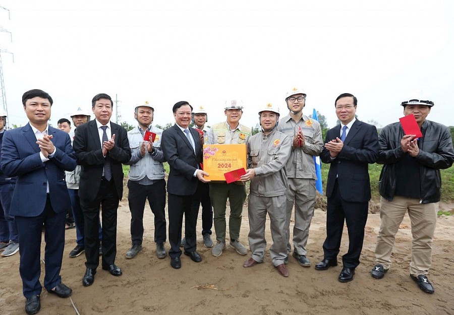 Bí thư Thành ủy Hà Nội Đinh Tiến Dũng tặng quà đội thi công trên công trường đường Vành đai 4 tại địa bàn huyện Thường Tín.