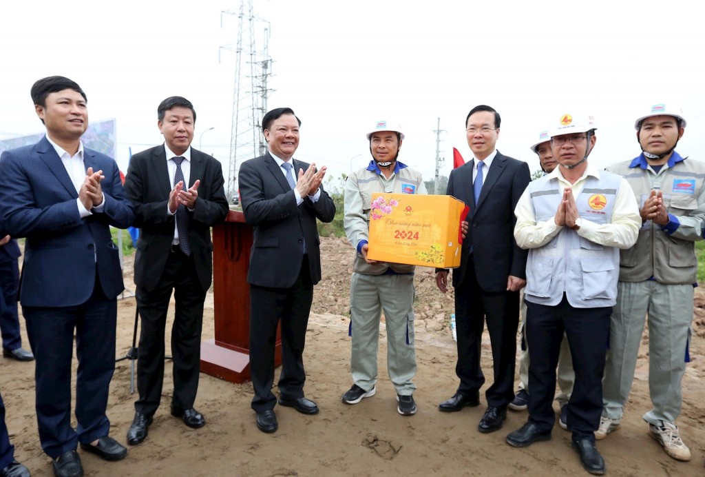 Chủ tịch nước Võ Văn Thưởng tặng quà đội thi công trên công trường đường Vành đai 4 tại địa bàn huyện Thường Tín.
