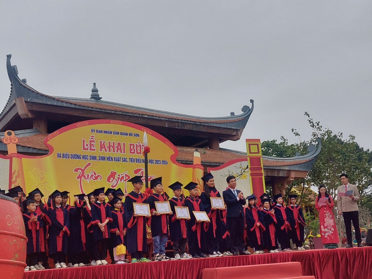 Lễ khai bút và vinh danh học sinh xuất sắc năm học 2023-2024 của Đồ Sơn tại Khu dích chùa tháp Tường Long