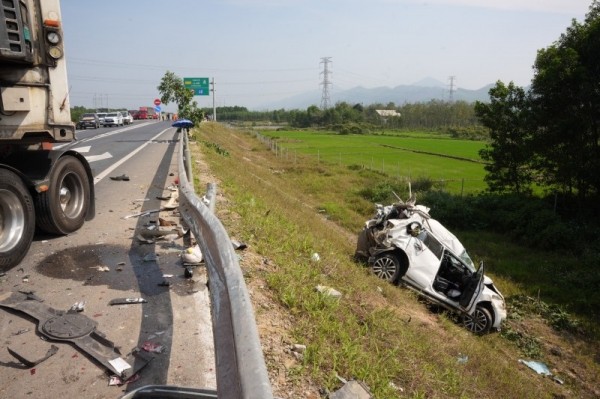 Hiện trường vụ tai nạn giao thông đặc biệt nghiêm trọng trên tuyến cao tốc Cam Lộ - La Sơn làm 3 người chết