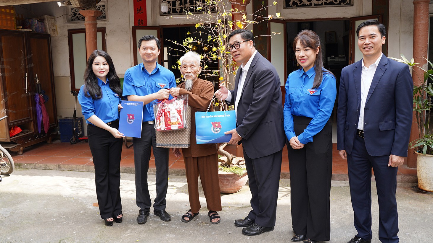 Nhân dịp này, Trung ương Đoàn, Thành đoàn Hà Nội, Quận Nam Từ Liêm đã thăm và tặng quà các gia đình chính sách trên địa bàn quận Nam Từ Liêm