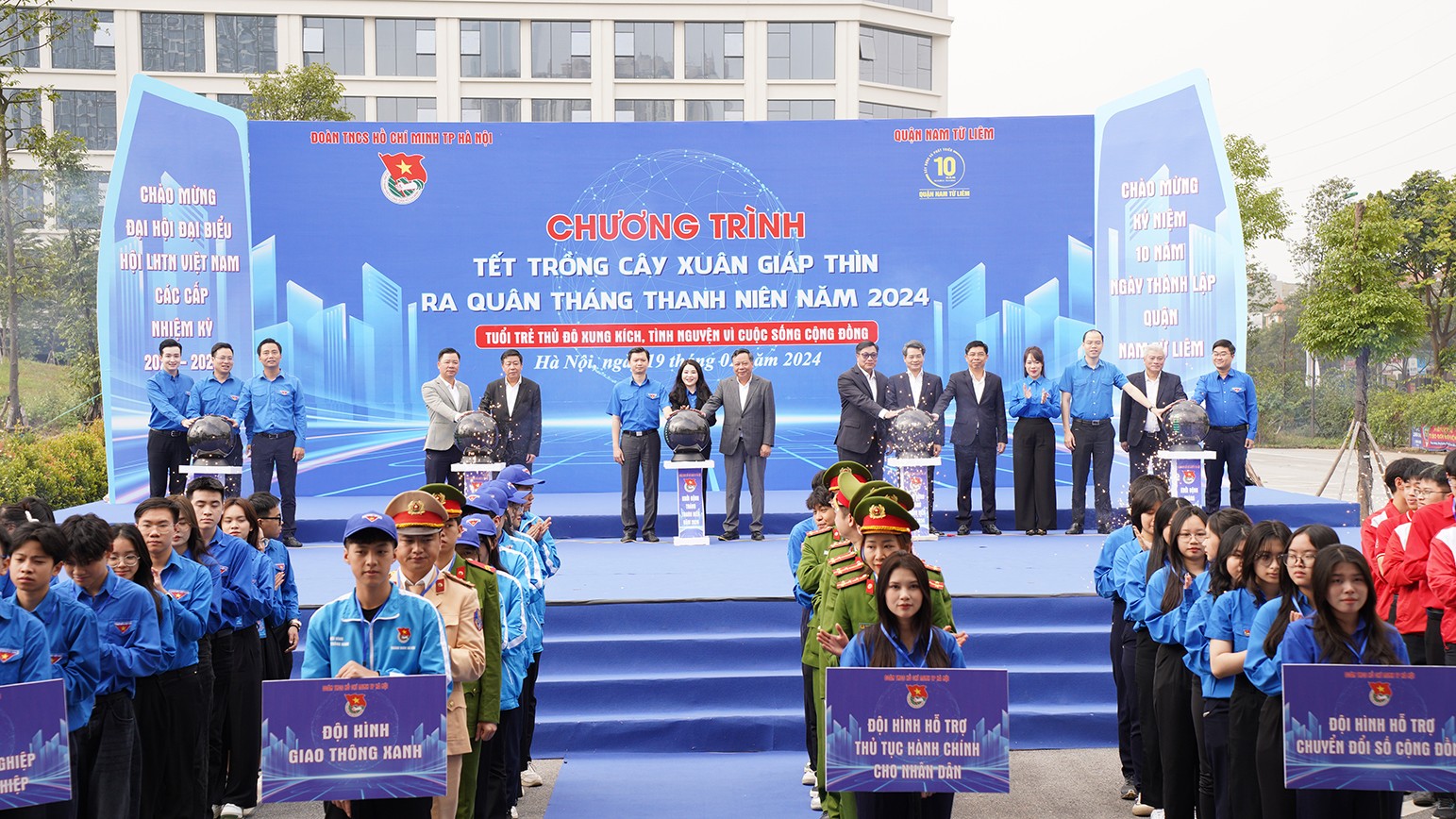 Bí thư T.Ư Đoàn Nguyễn Minh Triết cùng các đại biểu thực hiện nghi thức phát động Tháng Thanh niên thủ đô năm 2024
