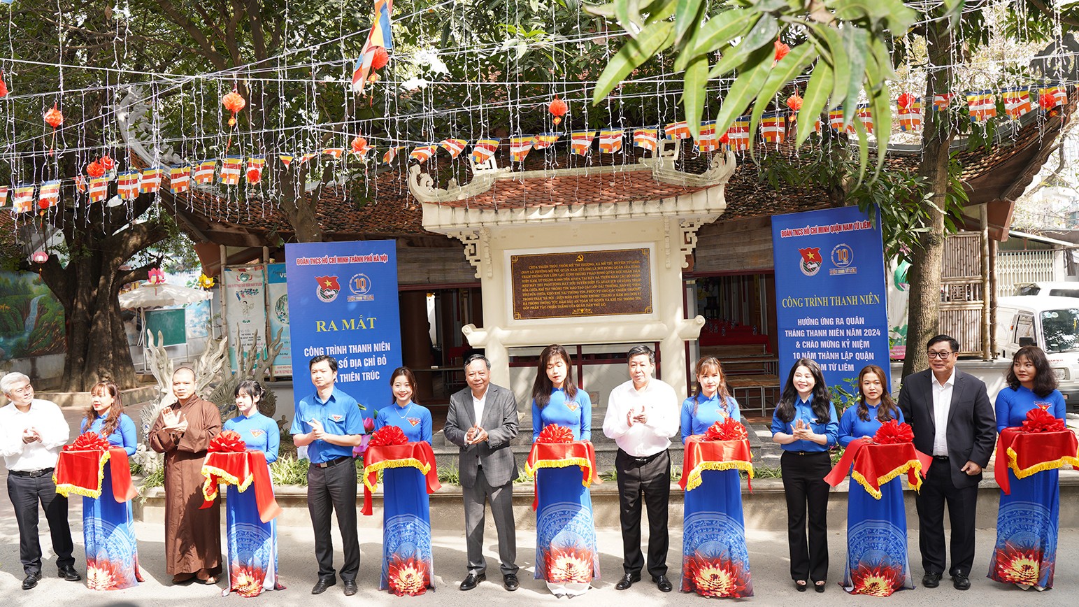 Các đại biểu cắt băng khánh thành công trình số hóa chùa Thiên Trúc (quận Nam Từ Liêm, Hà Nội)