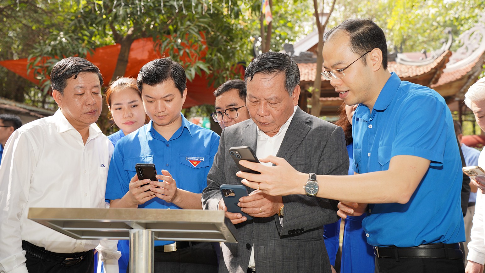Các đại biểu trực tiếp quét mã QR, trải nghiệm chùa Thiên Trúc (quận Nam Từ Liêm, Hà Nội) qua điện thoại thông minh