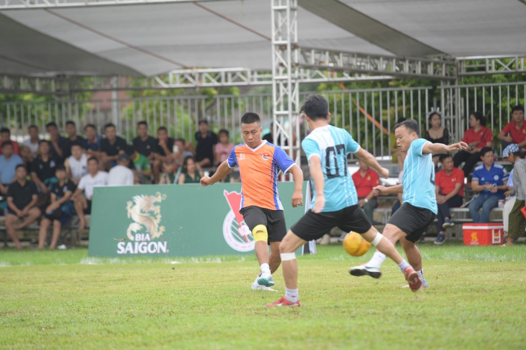Giải đá bóng giao hữu Bia Saigon Cup 2023 diễn ra tại sân cộng đồng thuộc dự án _Nâng bước thể thao_ vào tháng 8_2023