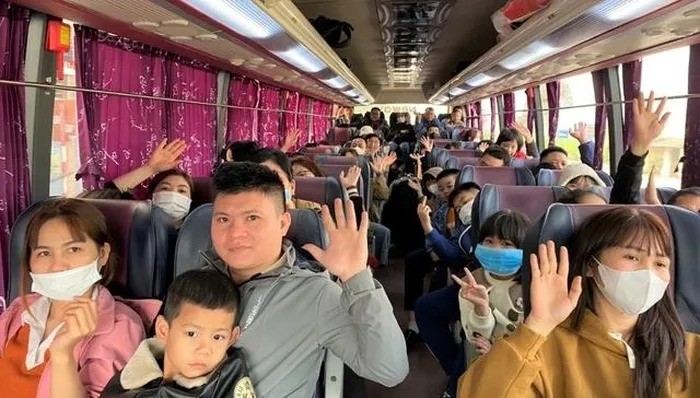 Công nhân lao động Nghệ An phấn khởi lên xe trở lại Hà Nội