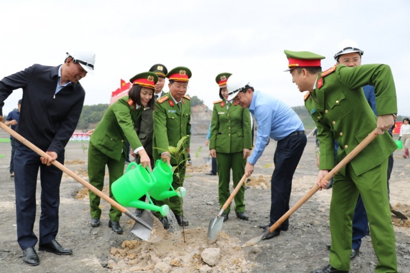 Đại tá Lê Thơm, đồng chí Đặng Thanh Hải, đồng chí Nguyễn Tiến Dũng cùng các CBCS Cục Cảnh sát PCTP về môi trường và cán bộ, công nhân viên Tập đoàn Than - Khoáng sản Việt Nam tham gia trồng cây tại Công ty cổ phần Than Núi Béo.